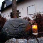 Alguien ha dejado una vela encendida frente a la casa de Andreas Lubitz, el copiloto y principal sospechoso de haber provocado el accidente.