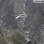 Helicóptero de rescate rastrea el lugar del accidente