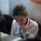 Una trabajadora de Swissport, una compañía de información y servicios que lleva Germanwings, reacciona ante la noticia en el aeropuerto de El Prat.