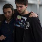 Familiares de los 45 pasajeros españoles tratan de consolarse.