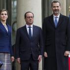 Los Reyes de España Felipe y Letizia son recibidos por el presidente francés, Fraçois Hollande, en su primer viaje de Estado, que ha coincidido con el accidente.
