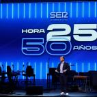 El director de 'Hora 25', Aimar Bretos, durante el programa especial por el 50 Aniversario de Hora 25 celebrado este lunes en el teatro Coliseum, en Madrid.