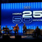 El cantautor Miguel Ríos (c) durante el programa especial por el 50 Aniversario de 'Hora 25', dirigido y presentado por Aimar Bretos, este lunes en el teatro Coliseum de Madrid.