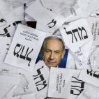 Panfletos de la campaña de Benjamín Netanyahu entre papeletas del Likud, después de la fiesta de fin de elecciones en el cuartel general del partido conservador, en Tel Aviv.