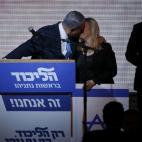 El primer ministro Benjamín Netanyahu besa a su esposa, Sara, tras conocerse que se mantendría en el poder al ganar las elecciones israelíes.