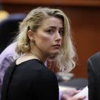 Amber Heard espera antes de conocer el resultado del veredicto que la obliga a pagar15 millones de d&oacute;lares a Depp.