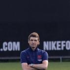El entonces técnico del Barcelona, Tito Vilanova, observa un entrenamiento en San Joan Despi, España, el jueves 18 de julio de 2013. El viernes 19 de julio, el club anunció que Vilanova no seguirá al frente del Barsa por motivos de salud (AP...