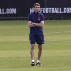 El técnico del Barcelona, Tito Vilanova, observa un entrenamiento el jueves, 18 de julio de 2013, en San Joan Despi, España. (AP Photo/Manu Fernandez)