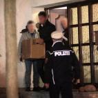 La policía alemana concluye el registro tras varias horas en la vivienda del copiloto de Germanwings Andreas Lubitz en Düsseldorf y en la casa que compartía con sus padres en la localidad de Montabaur. La investigación sigue abierta.