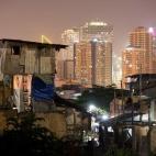 El distrito financiero de Manila (Filipinas), desde un barrio de chabolas. La diferencia entre quien tiene y no tiene capacidad eléctrica es impactante.