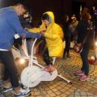 En Taipei, los manifestantes han demostrado que se puede producir energía por medios limpios como una bicicleta.