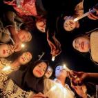 Activistas de Yakarta, en Indonesia, con velas.