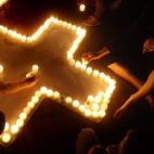 Activistas de Cali, en Colombia, encendiendo las velas alternativas.