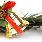 ¡Que abunden entonces las velas, los ángeles, las campanas, las monedas doradas en la mesa llamando a la prosperidad, las tiernas cartas de los niños a Santa, los buenos deseos, las ramas de pino y sus piñas, el rojo y el verde de la Navidad!