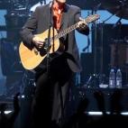El guitarrista y vocalista del grupo 'The Eagles' falleció en Nueva York el lunes 18 de enero de 2016 a causa de diversas complicaciones de salud, como neumonía, artritis reumatoide y colitis ulcerosa aguda. "No hay palabras que puedan describ...