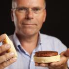 Fotografía cedida que muestra al profesor Mark Post, de la Universidad de Maastricht (Holanda), sosteniendo una hamburguesa generada en un laboratorio por 'Cultured Beef', en Londres.