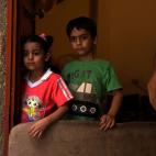 En Beirut, los sirios agregan su toque al crisol de culturas, y absorben la local, especialmente los pequeños como Chahed, de 3 años, originalmente de Idlib, Siria, que vive con más de 20 familiares en uno de los barrios pobres de la capital ...