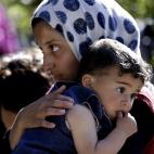 Una niña refugiada lleva a su hermanita durante una visita del Alto Comisionado de la UN para Refugiados, Antonio Guterres, al campo de refugiados en el pueblo de Ketermaya, al sureste de Beirut. La UN advierte que la guerra está creando una g...