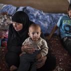 Una mujer siria desplazada y sus nietos aparecen en un campo de refugiados en la frontera con Turquía, cerca de la villa de Azaz, Siria, el domingo 30 de septiembre de 2012. (Foto AP/ Manu Brabo)
