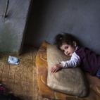 Rada Hallabi, de cuatro años, y quien está enferma de diabetes, descansa sobre una manta en un campo de refugiados sirios en la frontera de Siria con Turquía, el domingo 30 de septiembre de 2012. (Foto AP/ Manu Brabo)