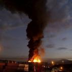 El humo se eleva de un incendio en un tanque de petróleo cerca de Sao Paulo (Brasil).