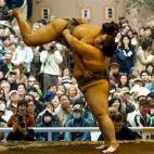 Luchadores de sumo en un show durante el "Honozumo", que es un famoso torneo de sumo que tiene lugar en Tokio (Japón).