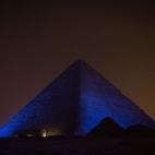 La Gran Piramide de Giza es iluminada de color azul para celebrar el Día Mundial del Autismo en El Cairo (Egipto).
