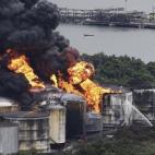 El humo asciende del incendio en un tanque de petróleo en Sao Paulo (Brasil).