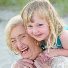 Marge Von Bargen, de 90 años, con su bisnieta Hanna Henderson, de 3.
