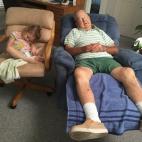 Ronald Perry, de 85 años, echándose la siesta con su bisnieta Mya Dougherty, de dos años y medio.
