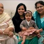 Swaran Kaur, de 77 años, con su bisnieta Maya Pedley, de 18 meses.
