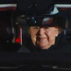 Merkel, feliz en el coche que le ha llevado hasta el homenaje