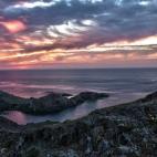 En el Cabo de Creus se puede contemplar uno de los amaneceres más bonitos del mundo o, como mínimo, de España. Por algo es el extremo más oriental de la Península y el lugar de reunión entre el Mediterráneo y los Pirineos, de negras rocas...