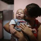 David Henrique Ferreira, de 5 meses, nació con microcefalia. En esta foto posa con su madre, Mylene Helena Ferreira, el 29 de enero en Recife (Brasil).