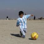 Murtaza Ahmadi, un fan afgano de Messi de sólo 5 años, lleva una camiseta firmada por la estrella del Barça en Kabul (Afganistán) el 26 de febrero.