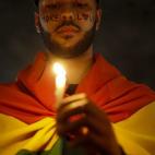 Los activistas, con velas y banderas, participan en una vigilia en Sao Paulo (Brasil) para rendir homenaje a las víctimas de la masacre ocurrida en un club gay en Orlando, Florida.