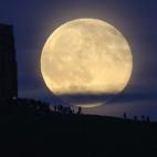 Luna llena tras el Glastonbury Tor durante el solsticio de verano el 20 de junio en Somerset (Inglaterra).