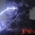 Una tormenta sobre el Monte Sakurajima en plena erupción del volcán a las 12:03 horas del 26 de julio en Tarumizu, Kagoshima (Japón).