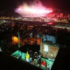Fuegos artificiales sobre el estadio de Maracaná con la favela Mangueira de fondo, durante la ceremonia de apertura de los Juegos Olímpicos de Río 2016 el 5 de agosto.