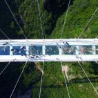 Una foto aérea de los turistas que visitan el puente de cristal del Gran Cañón de Zhangjiajie el 20 de agosto en la provincia de Hunan (China).
