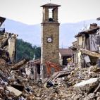 Los bomberos continúan retirando escombros cerca del campanario de Amatrice (Italia) el 30 de agosto. Italia sufrió un terremoto de magnitud 6,2 la noche del 24 de agosto. Murieron 293 personas.