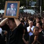 Una mujer llora mientras sostienre un retrato del rey de Tailandia Bhumibol Adulyadej, que murió en Bangkok el 14 de octubre.