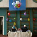 En un colegio electoral de Calfa (Moldavia), las trabajadoras esperan para empezar a contar los votos. Los moldavos votan en unas elecciones presidenciales por primera vez en 20 años, con una segunda vuelta entre la candidata proeuropea Maria S...