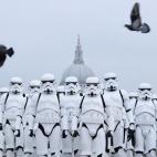 Personas vestidas de stormtroopers de La guerra de las galaxias posan sobre el Puente del Milenio para promocionar el último estreno de la saga, Rogue One, el 15 de diciembre en Londres.