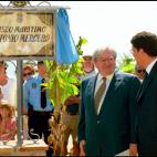 Antonio Mercero junto a una placa de Nerja en homenaje en Nerja al director de 'Verano Azul'