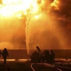 Bomberos intentan extinguir un fuego en una planta petroquímica en Zhangzhou (China).