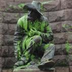 Estatua conmemorativa del héroe africano Paul Kruger cubierta de pintura en el centro de Pretoria (Sudáfrica). Supuestamente, activistas del partido izquierdista Luchadores de la Libertad Económica arrojaron pintura contra el monumento tras e...