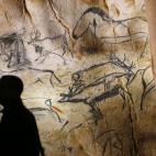 Un visitante observa las paredes en el interior de la réplica de la cueva de Chauvet, cerca de Vallon-Pont-D'arc, al sur de Francia.