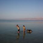 Una pareja israelí disfruta en el Mar Muerto durante sus vacaciones el octavo día de la Pascua Judía. Miles de israelíes han pasado estos días al aire libre conmemorando el éxodo desde Egipto hace 3.500 años.