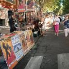 Es el mercado callejero español más internacional. El Rastro de Madrid ofrece cada domingo a sus visitantes la posibilidad de pasear por sus calles en busca de ese objeto que necesitan y no encuentran en las tiendas de barrio o las últimas te...